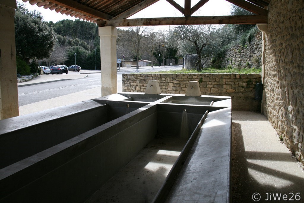 Voyez cet intérieur bien propre, mais ma parole il n'y a pas d'eau ?