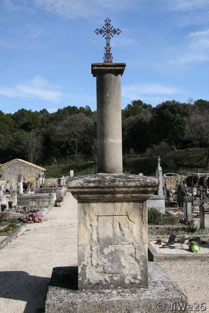 L'inévitable croix de cimetière