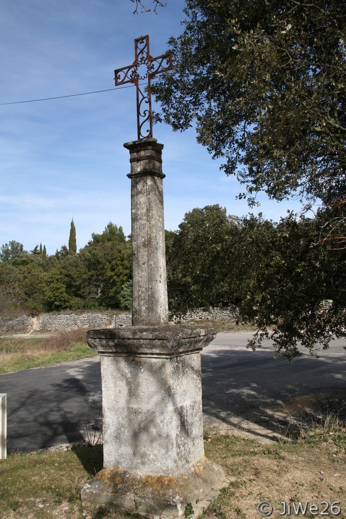 A droite, avant l'entrée d'un nouveau lotissement, cette croix