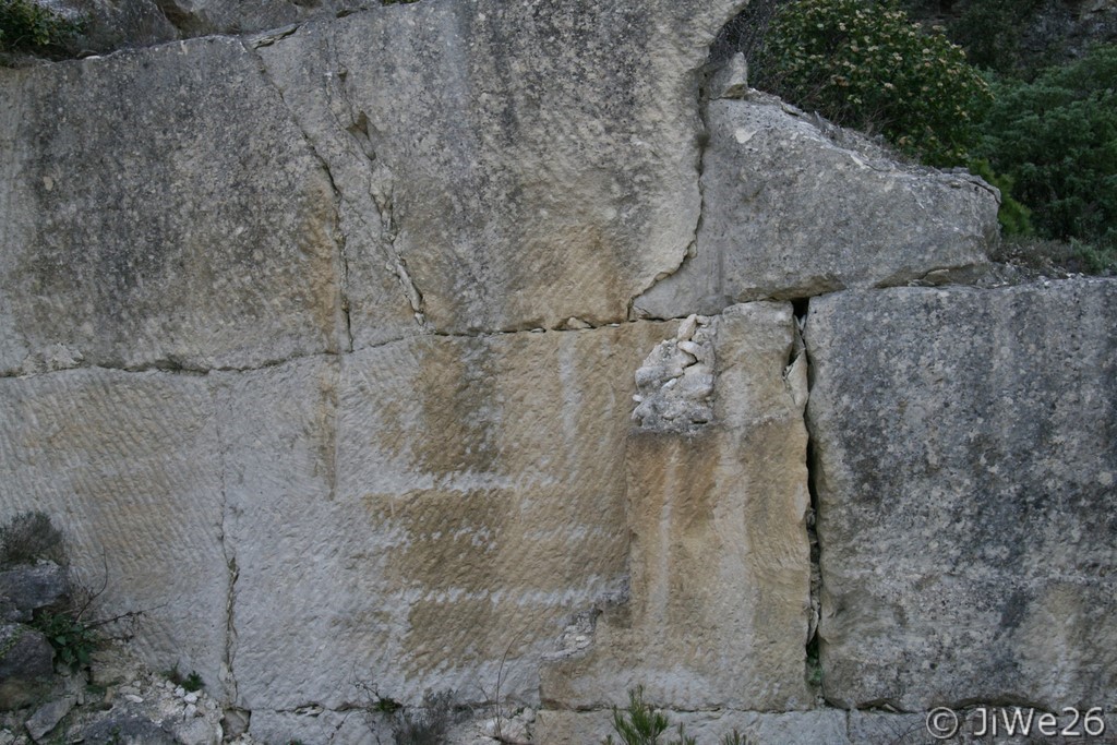 En s'enfonçant un peu derrière l'ancien four à chaux, nous avons découvert un endroit magique de plus de 5.000 m², le site de la carrière de l'ancien four à chaux