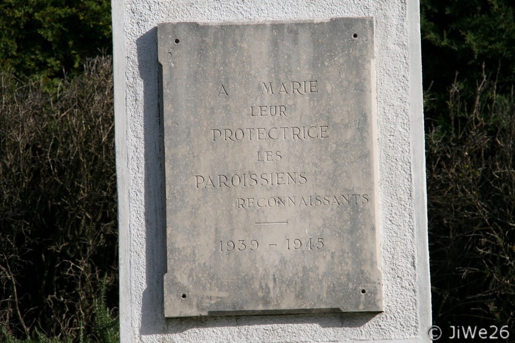Détail de la plaque fixée au bas de la statue