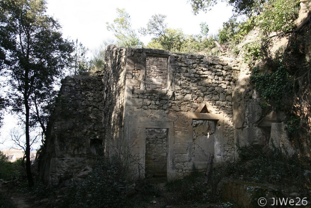 Cette ruine aurait servi de cabanon au contremaître d'exploitation de la carrière