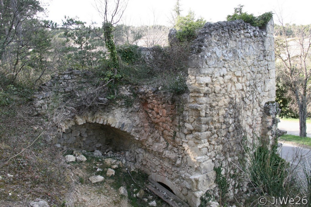 Il n'en reste plus grand chose et mériterait d'être protégé et consolidé car il menace de s'écrouler