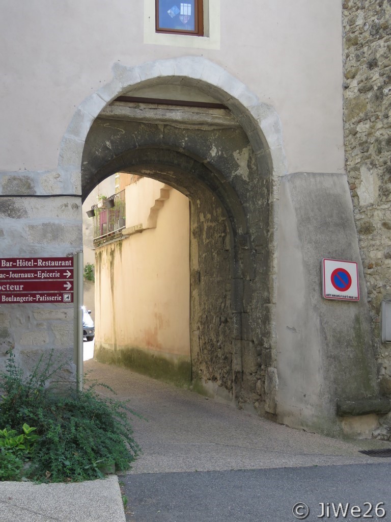 C'est par cette porte que nous pénétrons dans le centre ancien