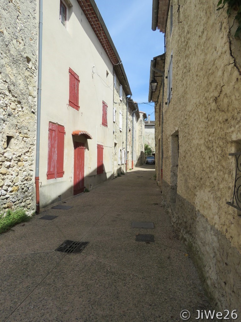 Les ruelles sont étroites et bien ombragées