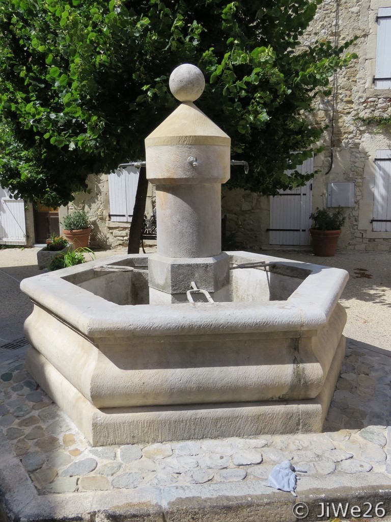 Cette charmante fontaine est située Place Royale