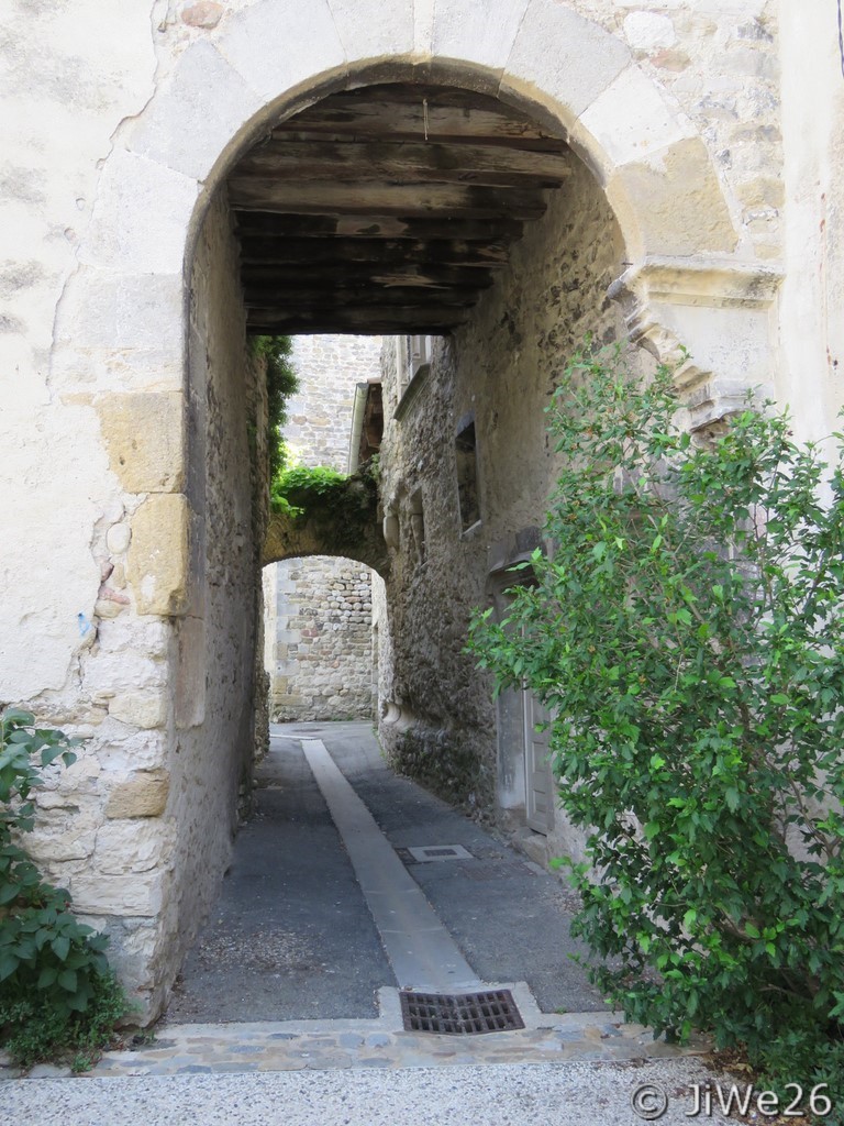 Ruelles étroites, ombragées et passant souvent sous les habitations