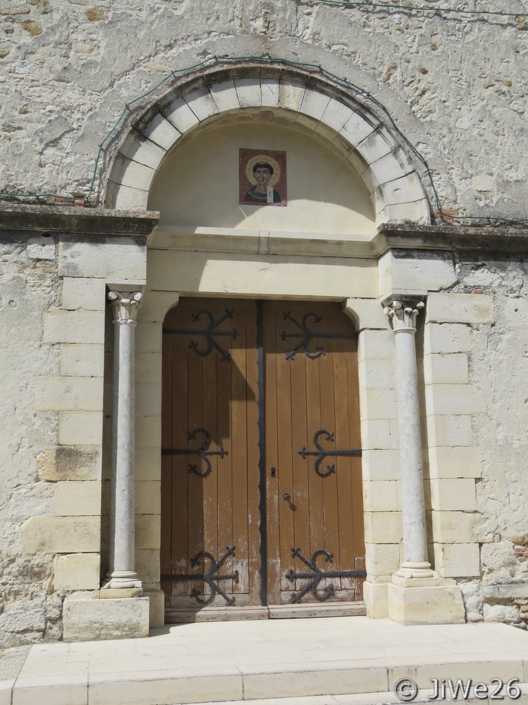 Le porche de l'église Saint-Etienne