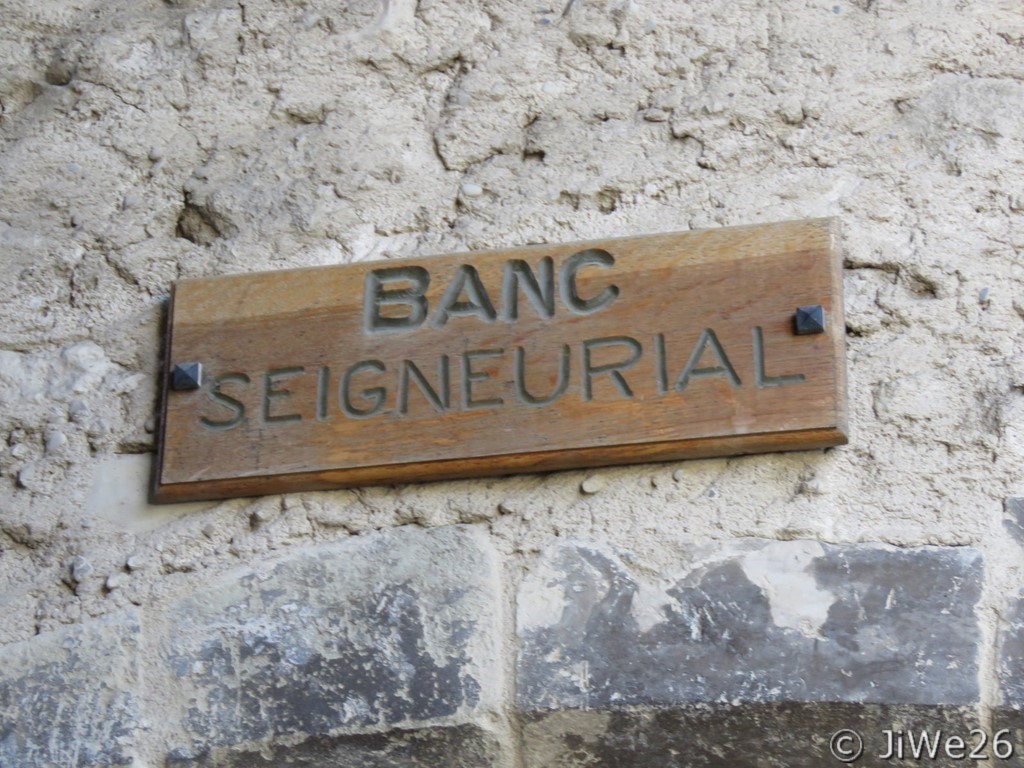 Nous arrivons au monument historique le plus important d'Espeluche, le Banc Seigneurial de Justice, datant du XVe s. 