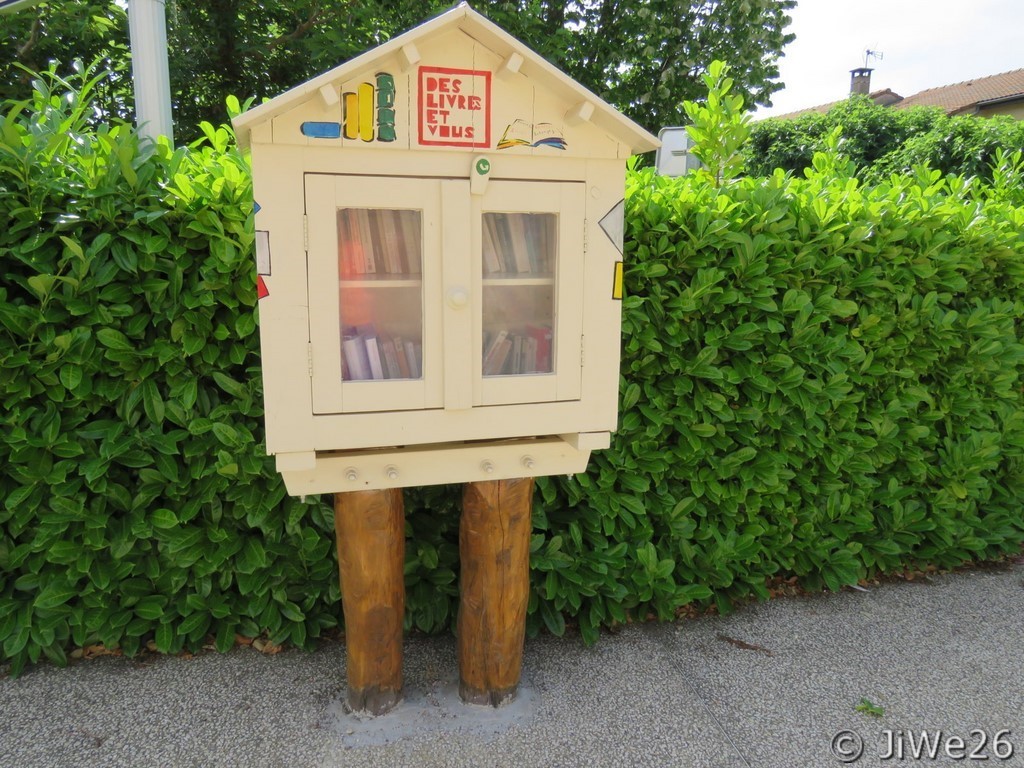 Voilà une idée de boite à livres originale, et c'est bien joli 