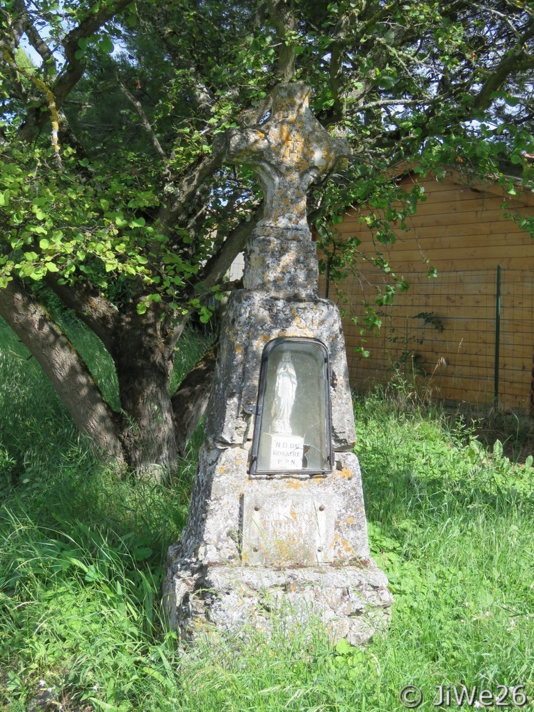 Cette potale dédiée à ND du rosaire est située route du Colombier, à droite