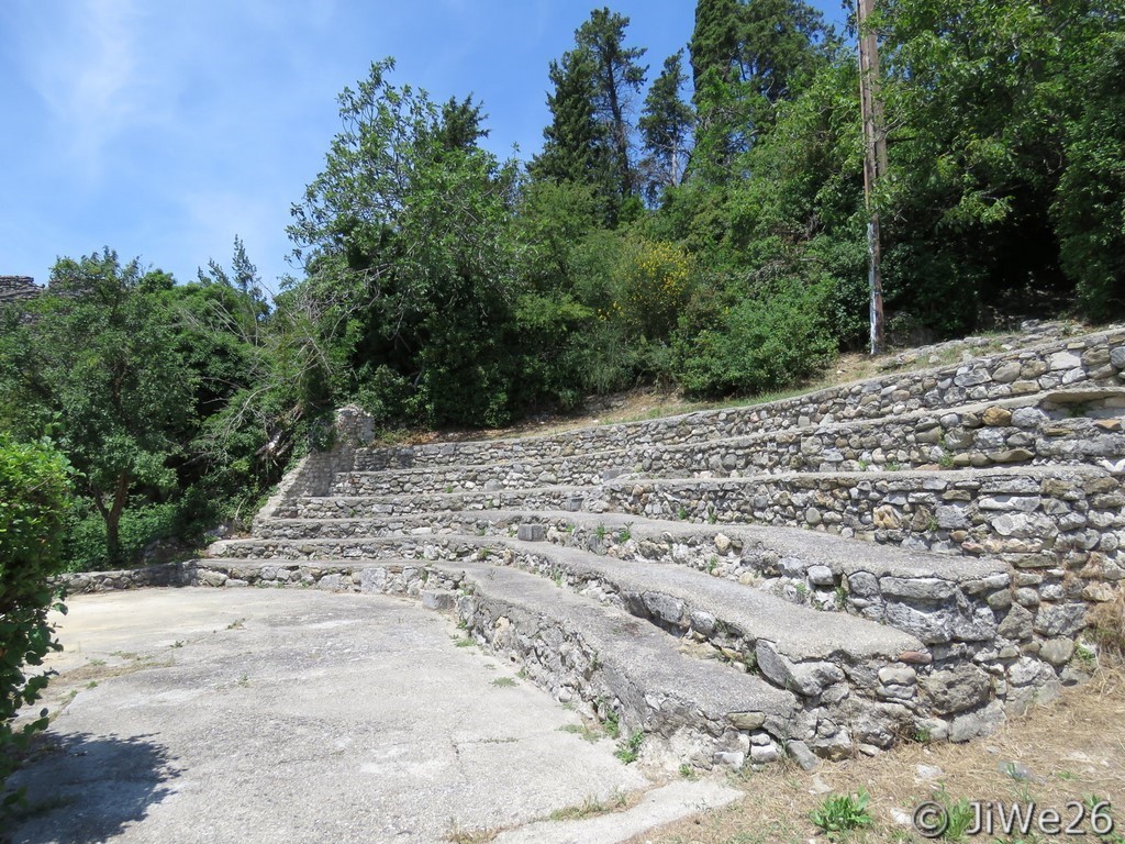 En contournant l'ancien théâtre, nous empruntons le chemin qui nous conduit aux ruines de l'ancienne église Saint-Roch ... 