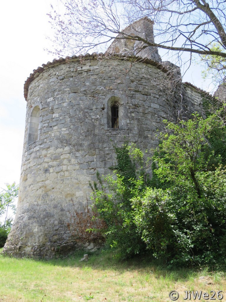 Cette partie de l'ancienne église Saint-Roch, (chapelle du château), semble encore tenir bien debout