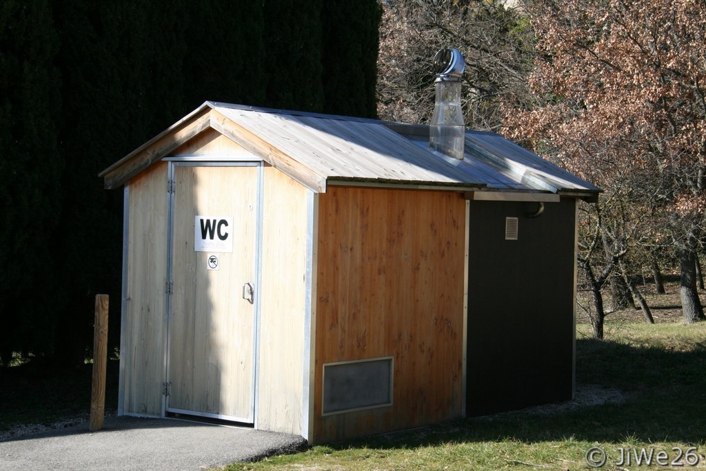Ouvrage moderne près des ouvrages médiévaux, ces toilettes sèches