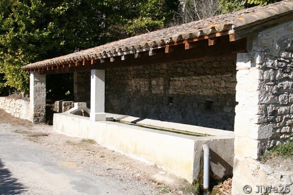 Ce magnifique lavoir est situé au début de la montée de l'église