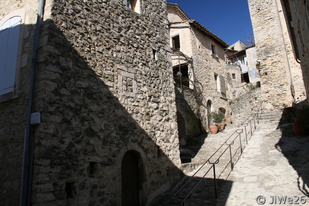 Montée bien aménagée vers le donjon et la chapelle 