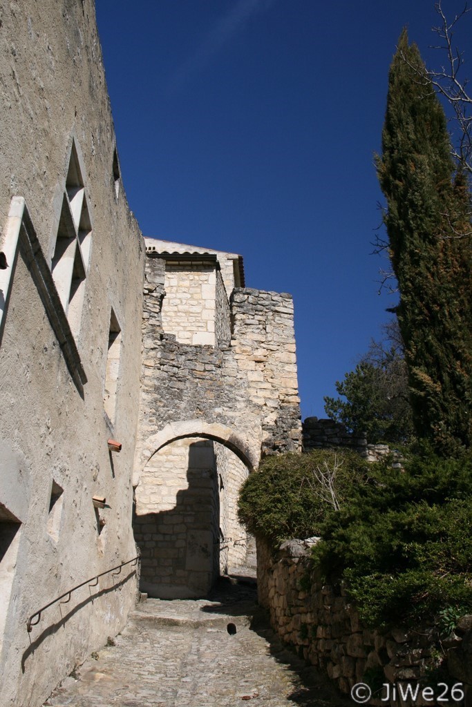 ​Le Poët-Laval est un labyrinthe de rues, ruelles, passages, impasses où il fait bon se promener parmi les nombreux vestiges romains