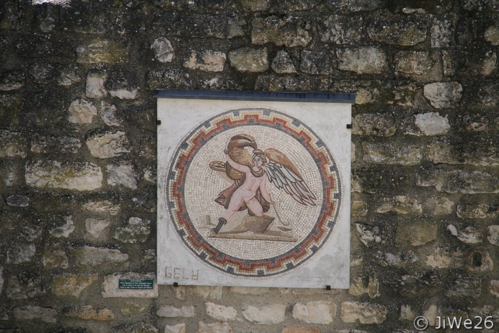 Ganymède, prince légendaire de Troie, adolescent fameux pour sa beauté, il est aimé par Zeus qui changé en aigle, l'enlève et l'emporte sur l'Olympe