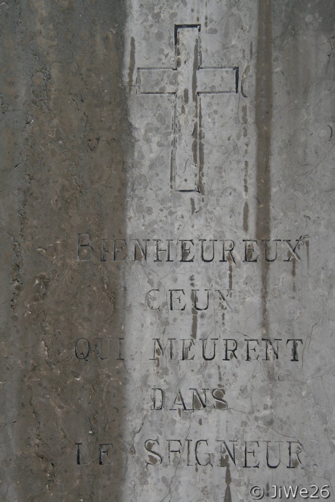 Inscription sur le socle de la croix "Bienheureux ceux qui meurent dans le seigneur"
