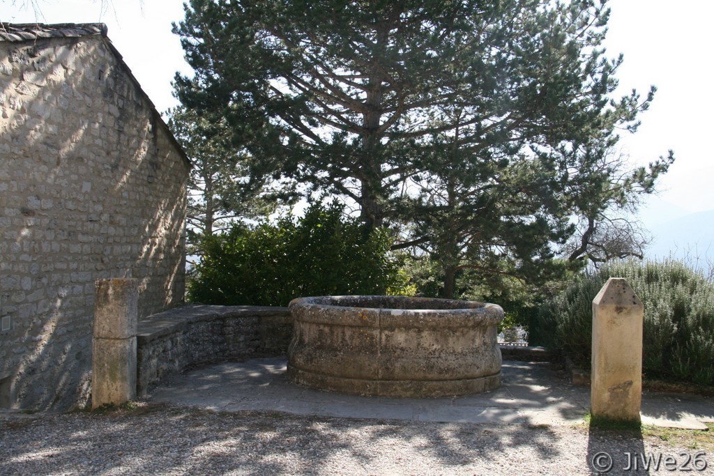 Ancien bassin en pierre, probablement un vieux puits