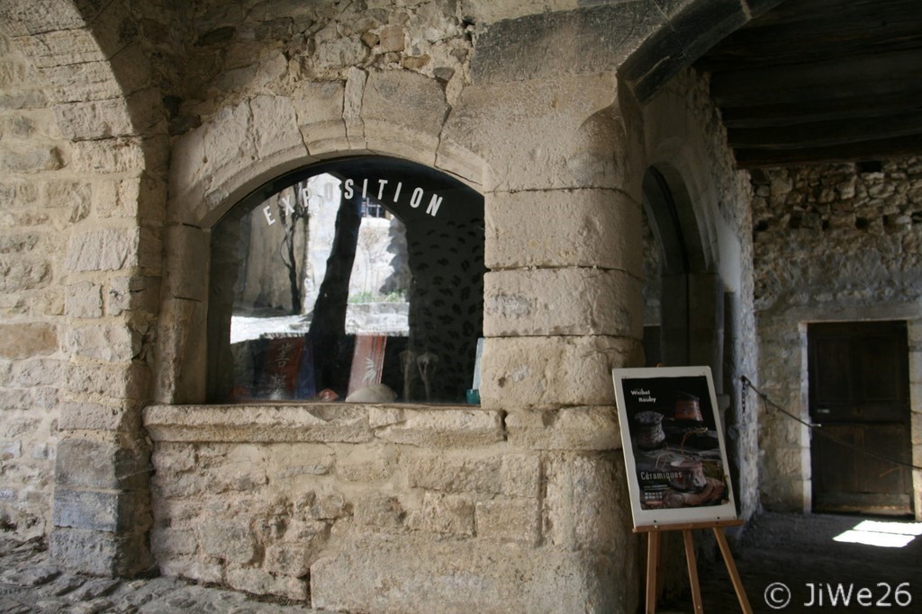 Portail entrée sud abritant une exposition de céramiques