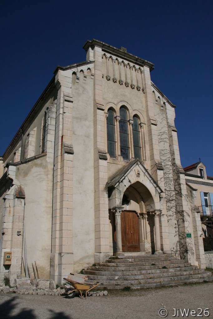 Elle est située Place André Pernet