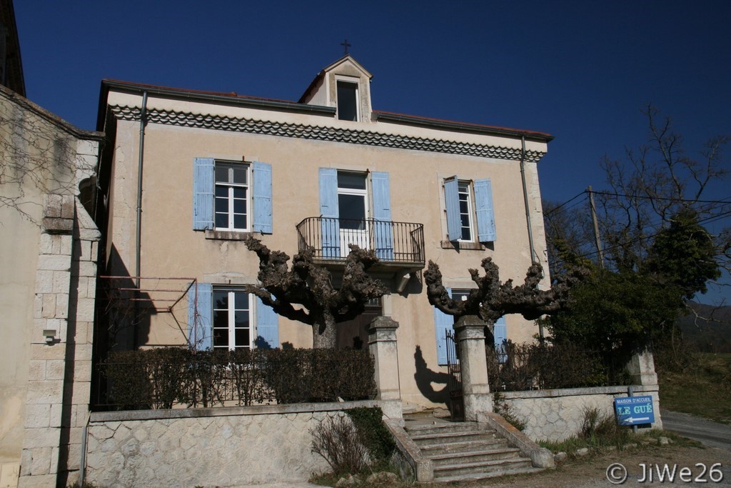 L'ancien presbytère jouxtant l'église réhabilité en gîte proposant studios et chambres d'étape