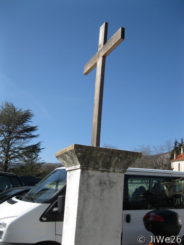 Sur la place devant l'église