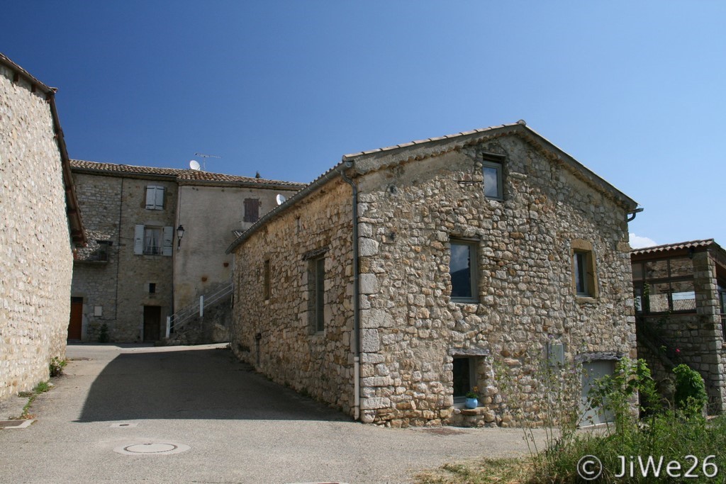 Cette bâtisse à l'entrée du village donne d'emblée le ton
