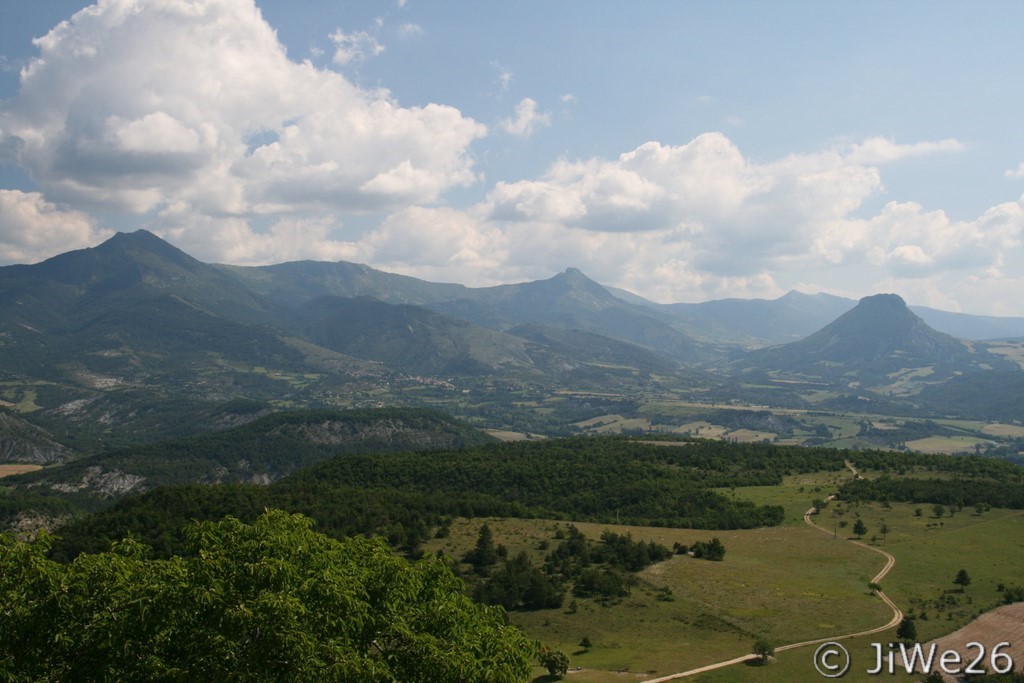 le Col des Pins au centre (1.325 m) et à droite la Montagne du Risou (1.182 m)
