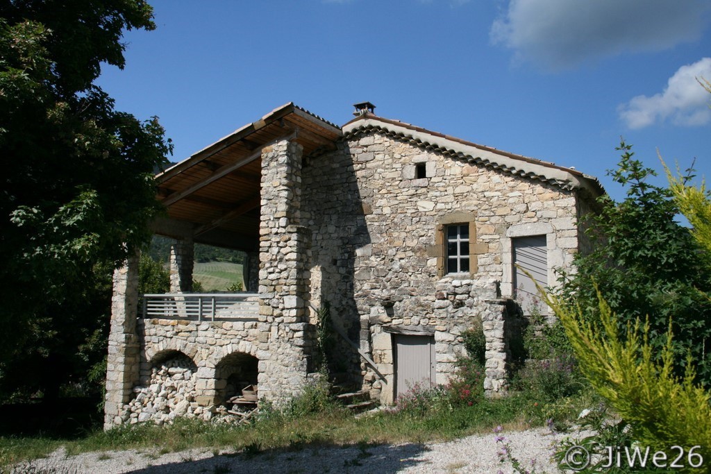 Nous y avons découvert plusieurs anciennes bâtisses pleines de charme