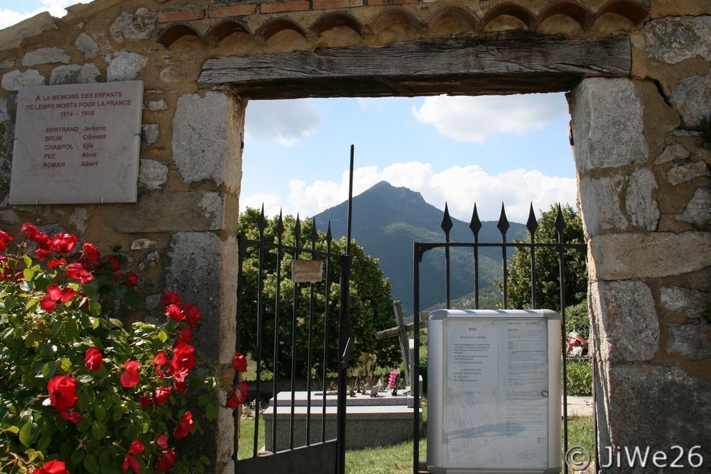 Vue sur La Vanige à travers la grille du cimetière
