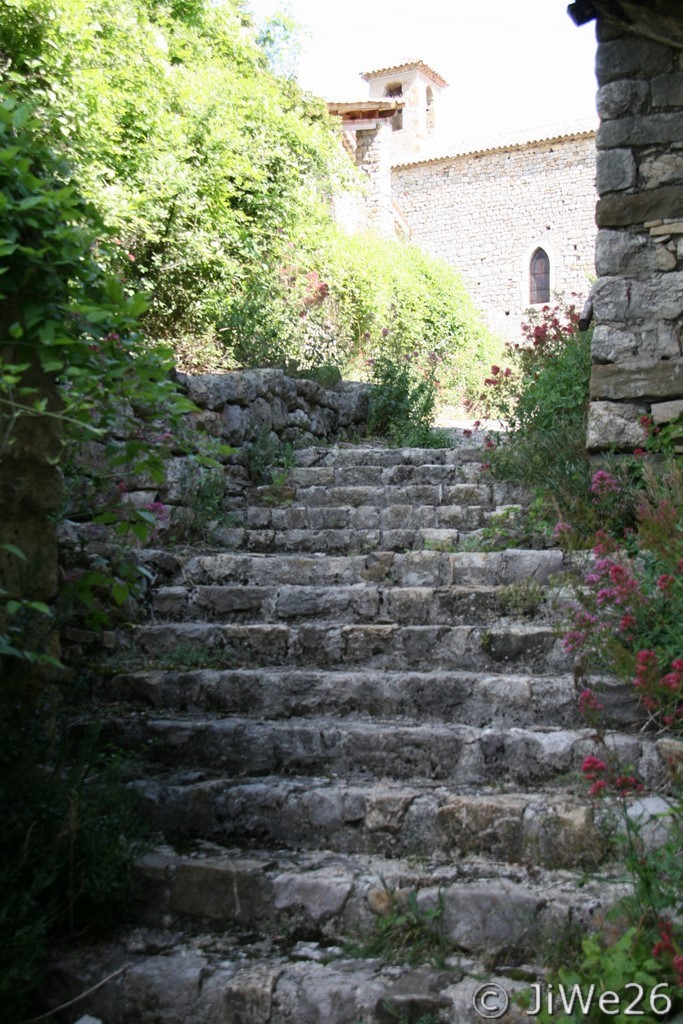 J'ai trouvé cet escalier qui mène à l'église plein de charme
