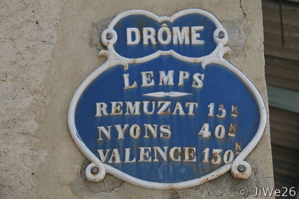 Il en reste encore pas mal en Drôme de ces magnifiques plaques de cocher