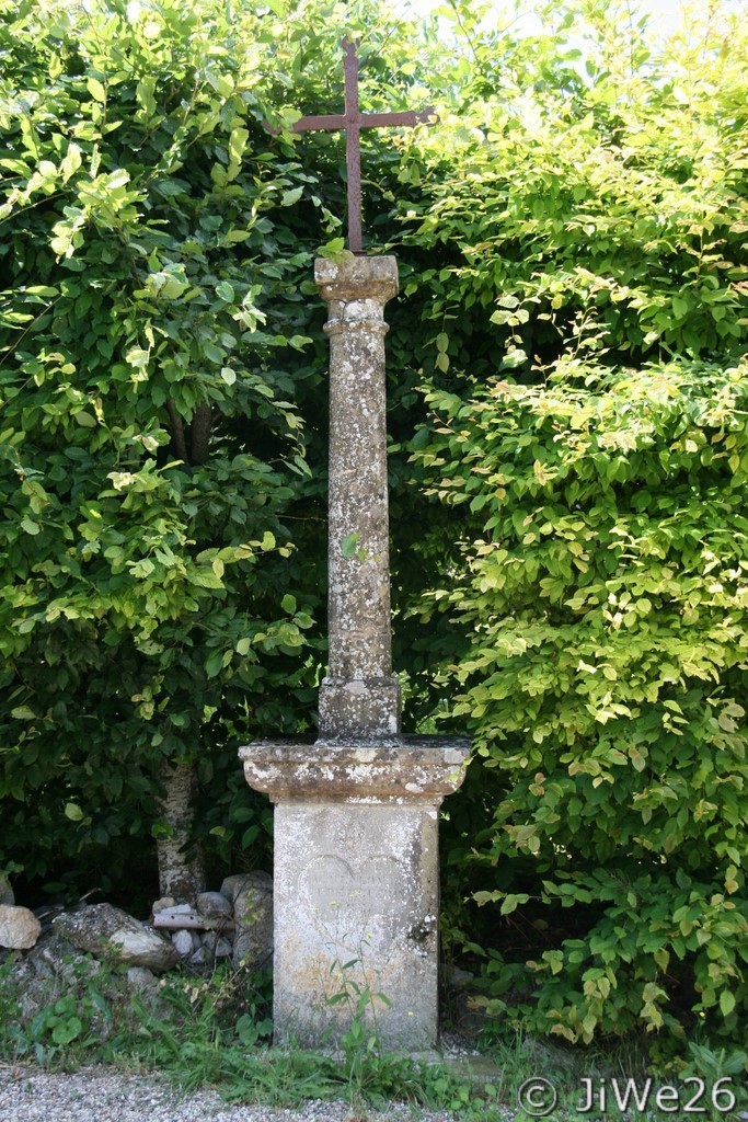 Cette croix un peu en dessous de la mairie