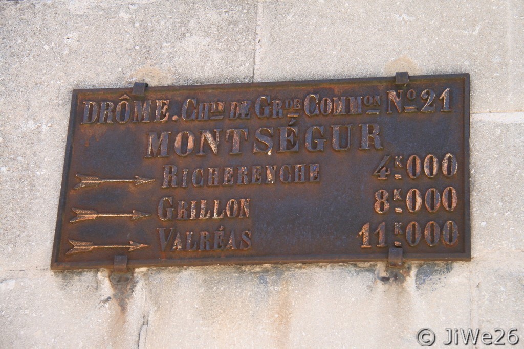Plaque de cocher sur le mur droit de l'église