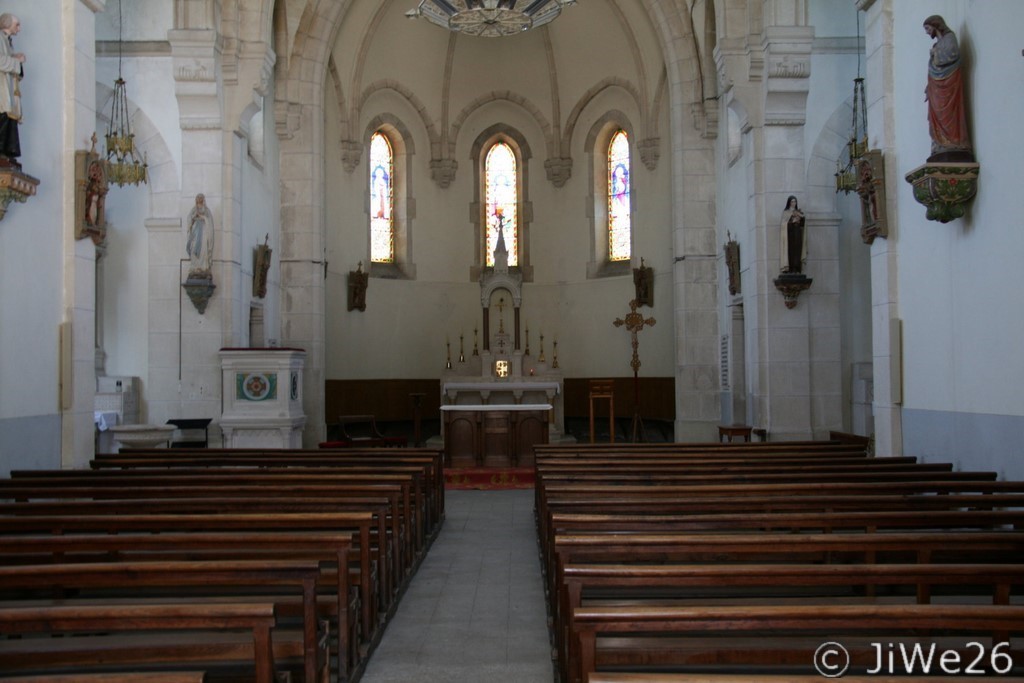 À l'intérieur de l'église