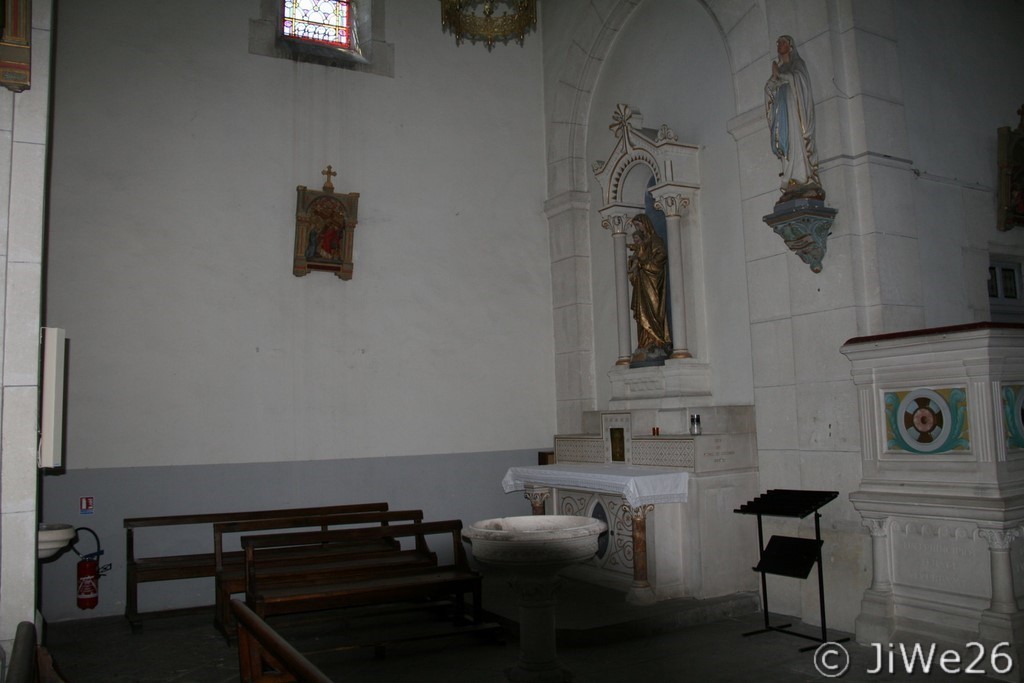 À l'intérieur de l'église