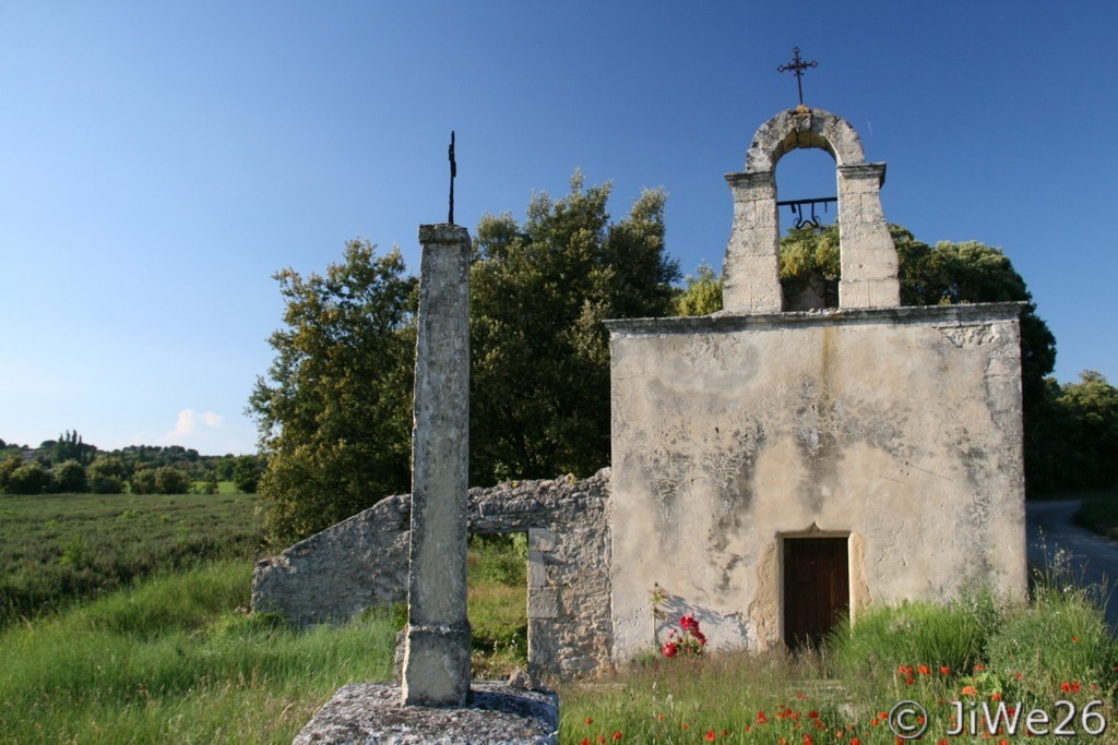 Il s'agit de la chapelle Saint-Claude, elle fut restaurée en 1940 !!