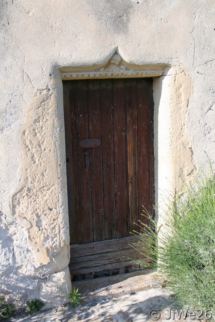Toute petite cette porte d'entrée, et fermée évidemment