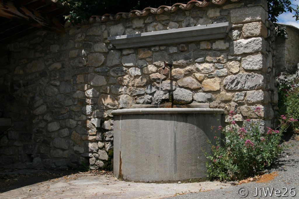 et juste à côté, la fontaine