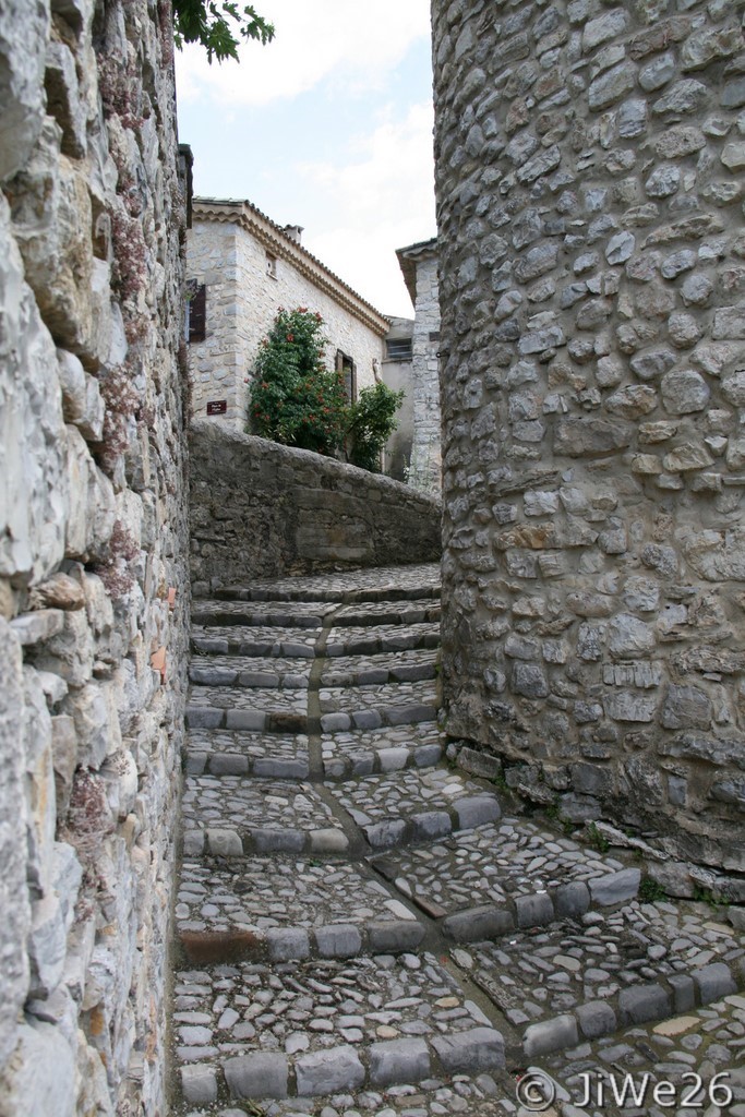 Calade  menant à l'église