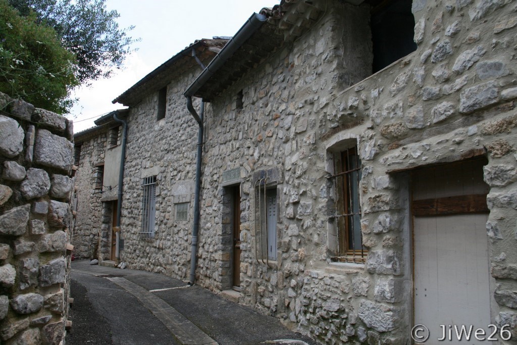 Dans cette ruelle, quelques belles maisons  joliment restaurées