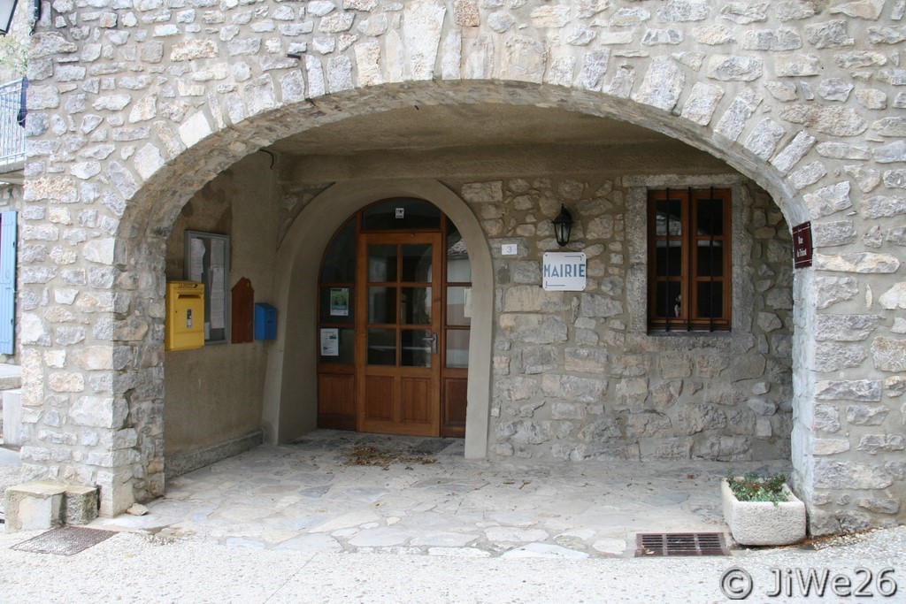 Mairie dissimulée derrière un soustet 