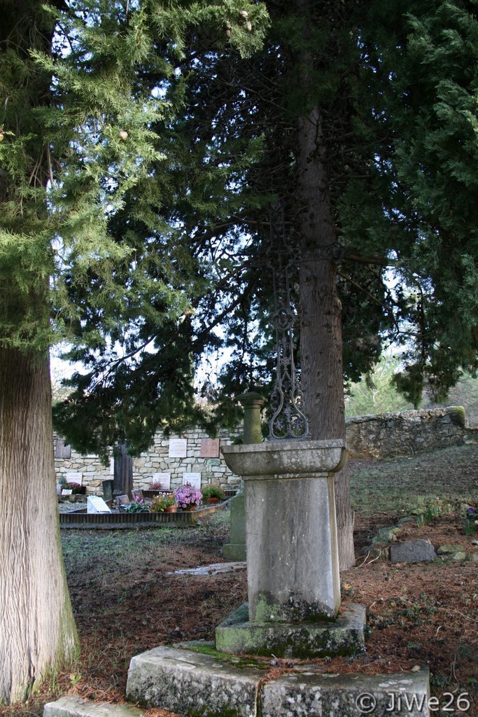 La croix de cimetière (Pas trop visible !!)