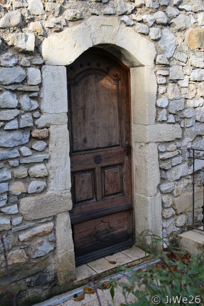 Porte ancienne dans le village