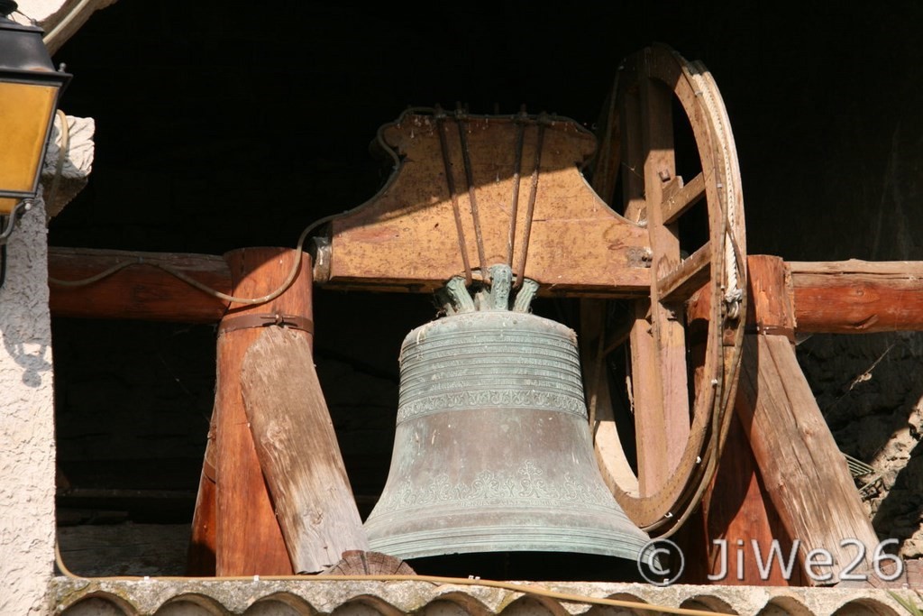 Depuis 1875, elle attend un nouveau clocher qui n'existera que sur papier