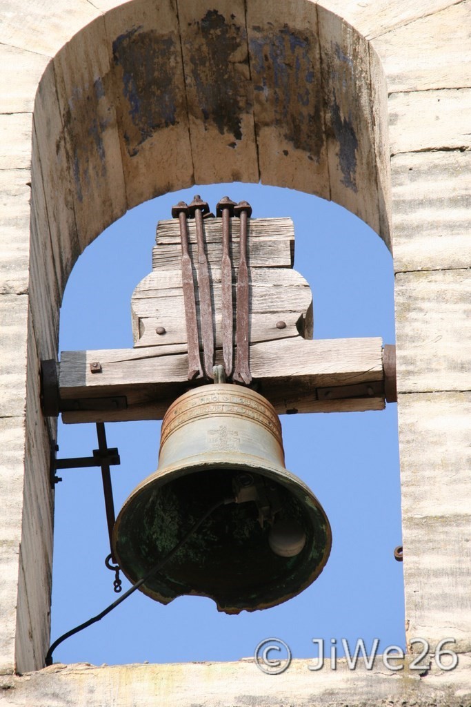 En attendant, la vieille cloche ébrechée rend toujours des services