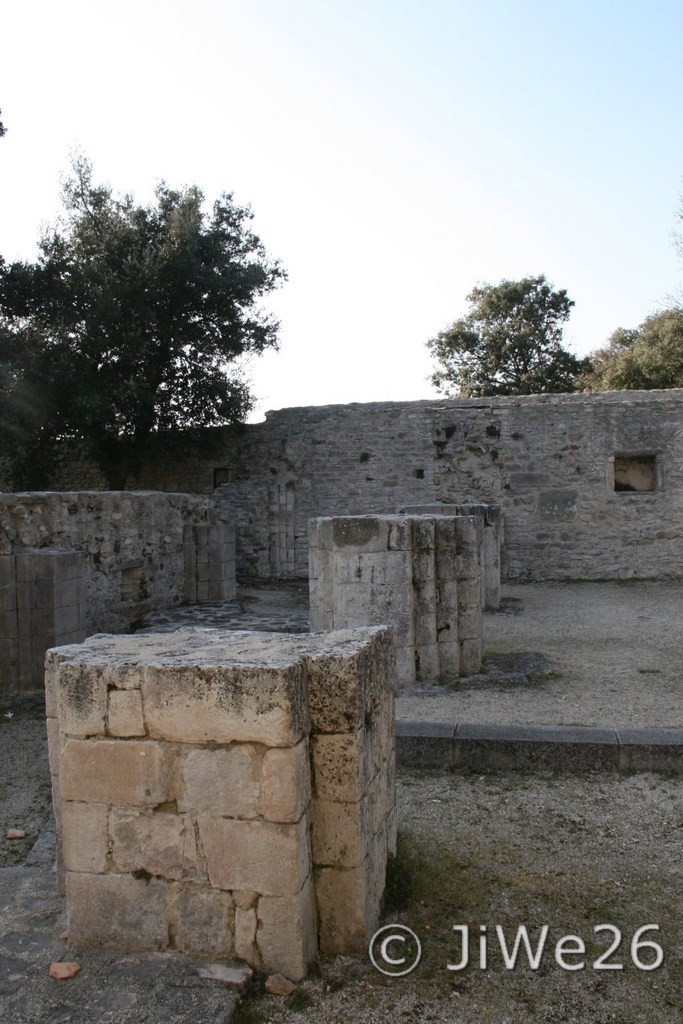 Ce qu'il reste des piliers de la nef du prieuré