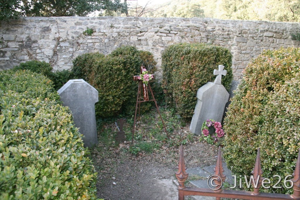 Quelques tombes subsistent tant bien que mal